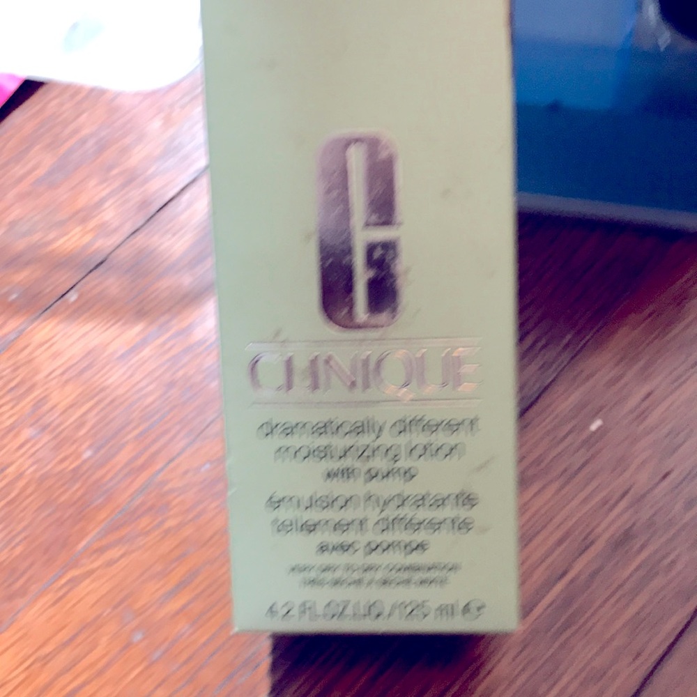 Clinique Dramatically Different Moisturizing Lotion W/Pump. New In Box!